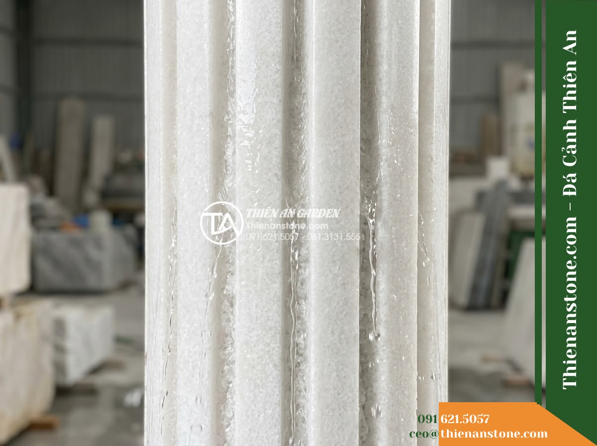 Trụ Phun Tròn Xẻ Rãnh Dọc Thân, Mài Mịn D35cm Cao 1m - Hình 7 Trụ Phun Tròn Xẻ Rãnh Dọc Thân, Mài Mịn D35cm Cao 1m - Detailed macro photography demonstrating clean water flowing through distinct ve