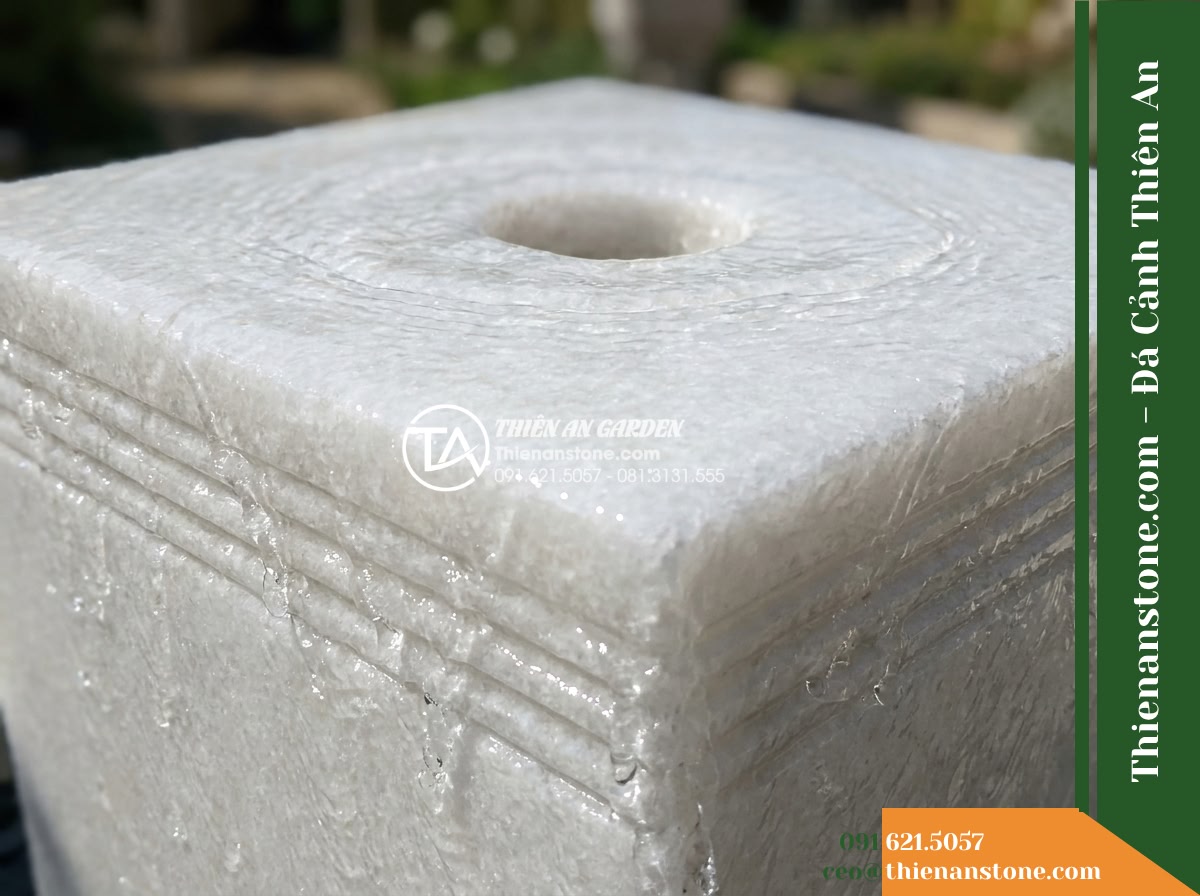 Trụ Phun Vuông Giữ Vết Cắt Đĩa, 30x30cm Cao 90cm - Hình 7 Trụ Phun Vuông Giữ Vết Cắt Đĩa, 30x30cm Cao 90cm - A close-up action shot of water welling up from the central circular orifice of