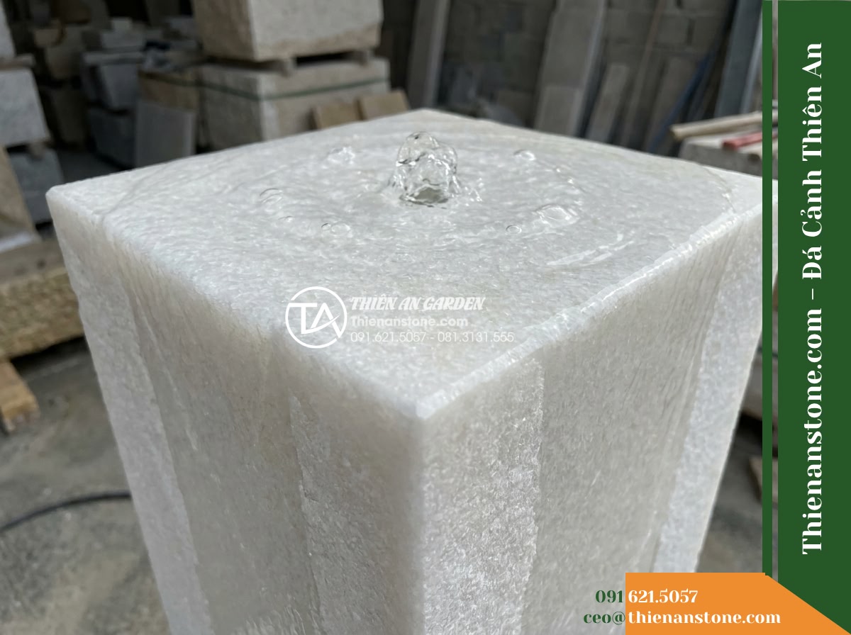 Trụ Phun Vuông Phun Trào Đỉnh, 40x40cm Cao 1.5m - Hình 2 Trụ Phun Vuông Phun Trào Đỉnh, 40x40cm Cao 1.5m - Close-up diagonal view focusing on the top square crest of a 40x40cm stone fount